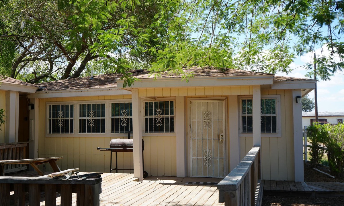 Rio Hondo Cottage | Sunshine cabin with a Shared fishing pier Not waterfront