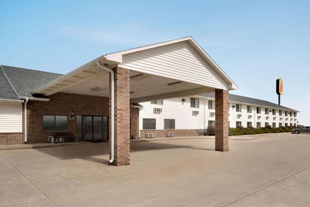 Bethany Hotel | Super 8 by Wyndham Bethany MO