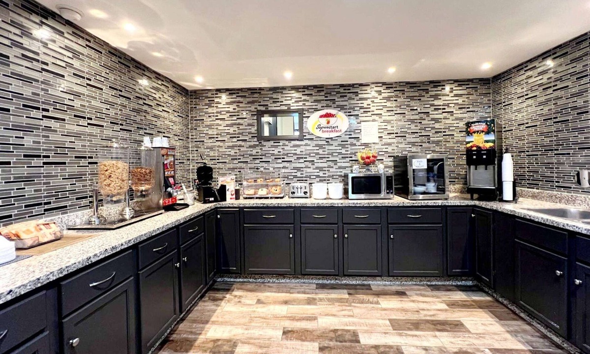 Southwest Area Hotel | Super 8 by Wyndham Cedar Rapids