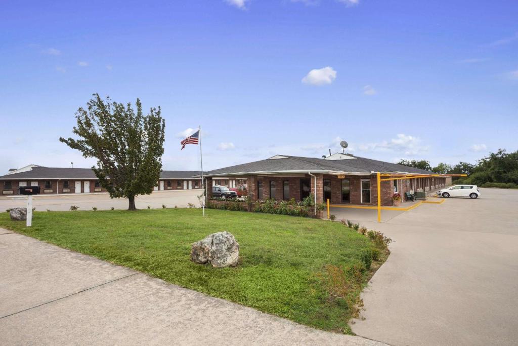Henryetta Hotel | Super 8 by Wyndham Henryetta