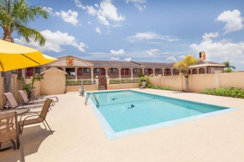 Kingsville Hotel | Super 8 by Wyndham Kingsville