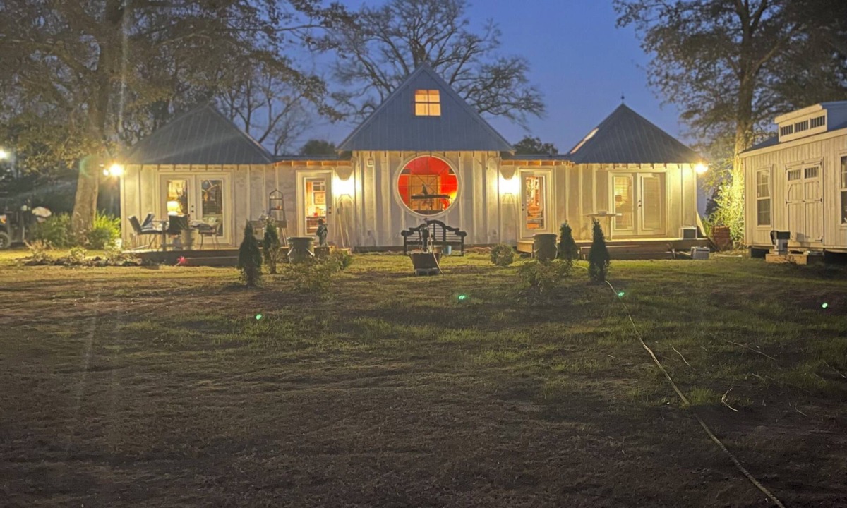 South Carolina Lakes & Blackwater Rivers Cottage | Super Charming GARDEN COTTAGE on gorgeous farm 20 min to Aiken.