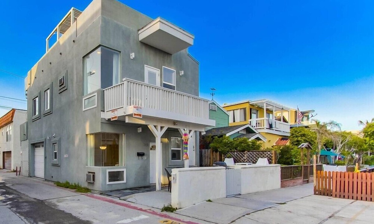 Mission Beach House | Surf Stars Combo Sleeps 10 - 12 with Huge Private Roof Top Deck - Save up to