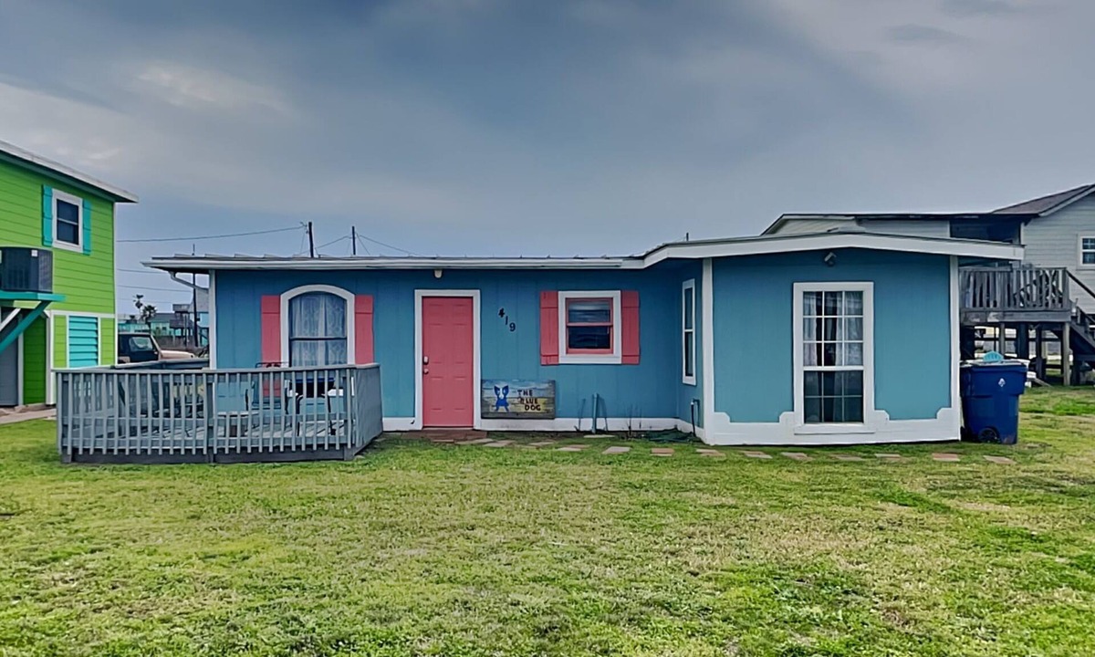Surfside Beach House | Surfside Escape | Pet-Friendly + Pool Access!