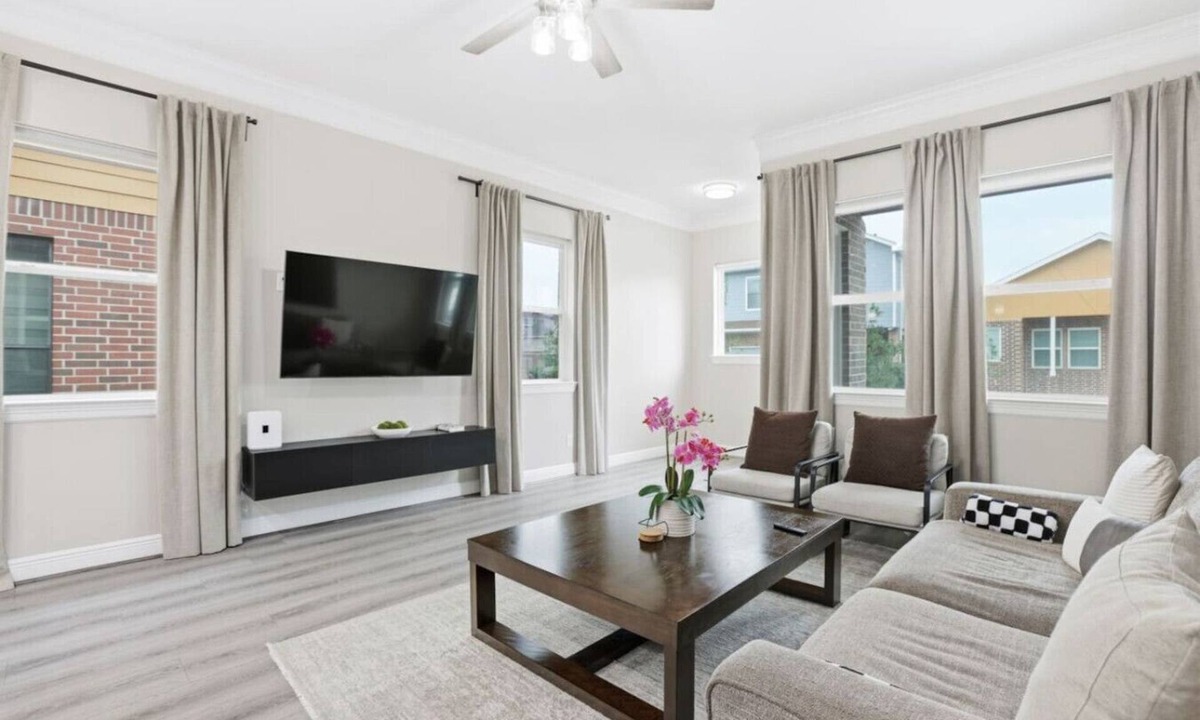 Greater Fondren Southwest House | SW Houston 2BR | King Beds, Pets Welcome
