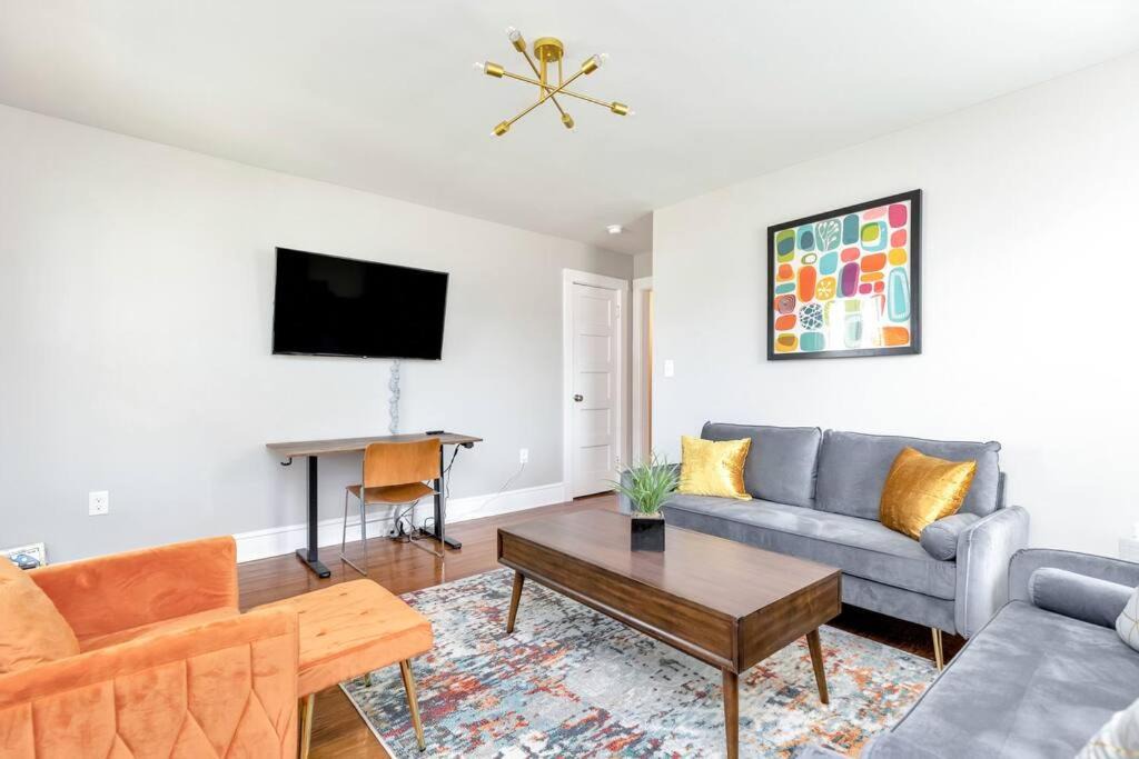 Mosby Apartment | Sweet Sunny Delight Orange Crush on You Oasis