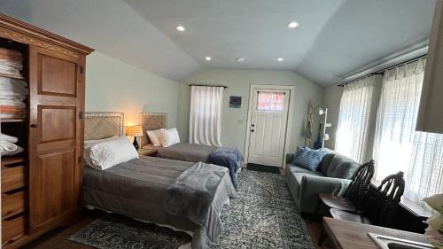 Minneapolis - St. Paul Apartment | Terrific cozy studio space with kitchenette and patio