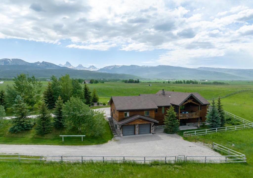 Clawson House | Teton Melody by KABINO Partial Air Conditioning Hot Tub FirePit Foosball Telescope Games WiFi Grill Mtn Views