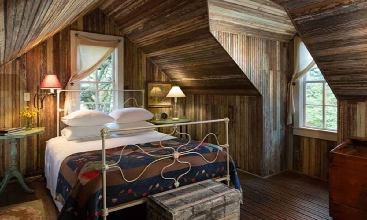 Cat Spring House | Texas Farm House getaway on BlissWood Ranch with Optional Activities & Safari!