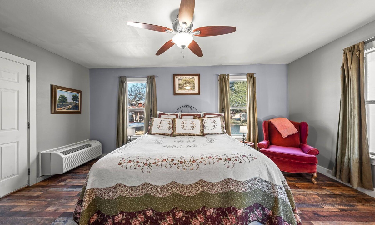 Fredericksburg Bed & Breakfast | Texas Wine - Close to Luckenbach & Bar On Site