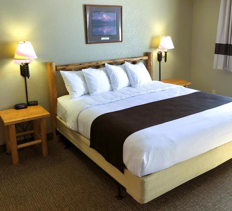 Gardiner Hotel | The Antler Lodge - Gardiner