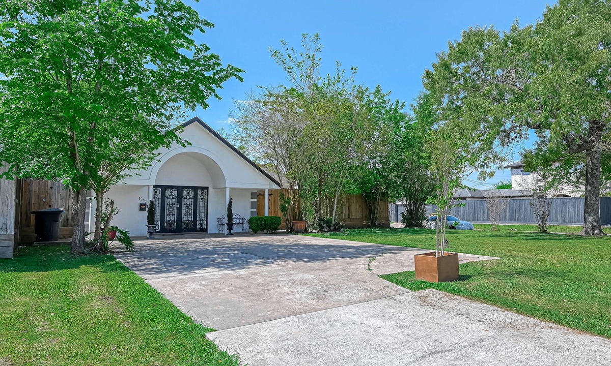 Garden Oaks House | The Barry 2BR 2BA House in the Heart of Oak Forest