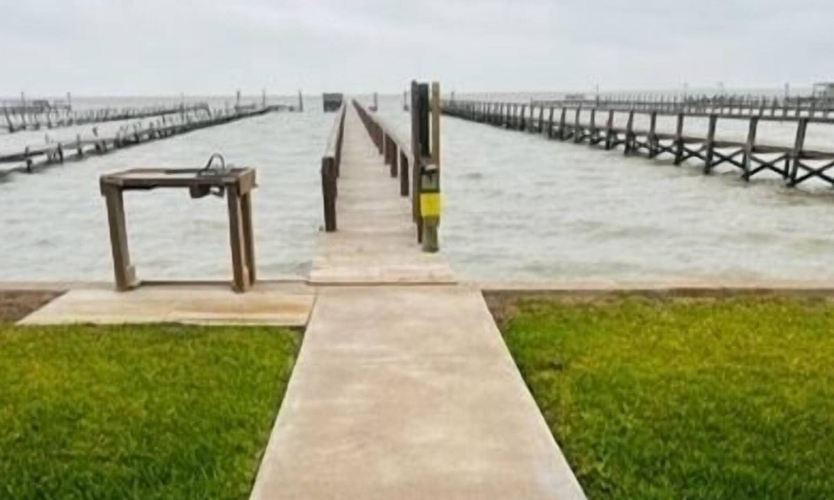 Port Mansfield House | The Bay View. 3 Bedroom, 3 Bath. Private Lighted Fishing Pier.