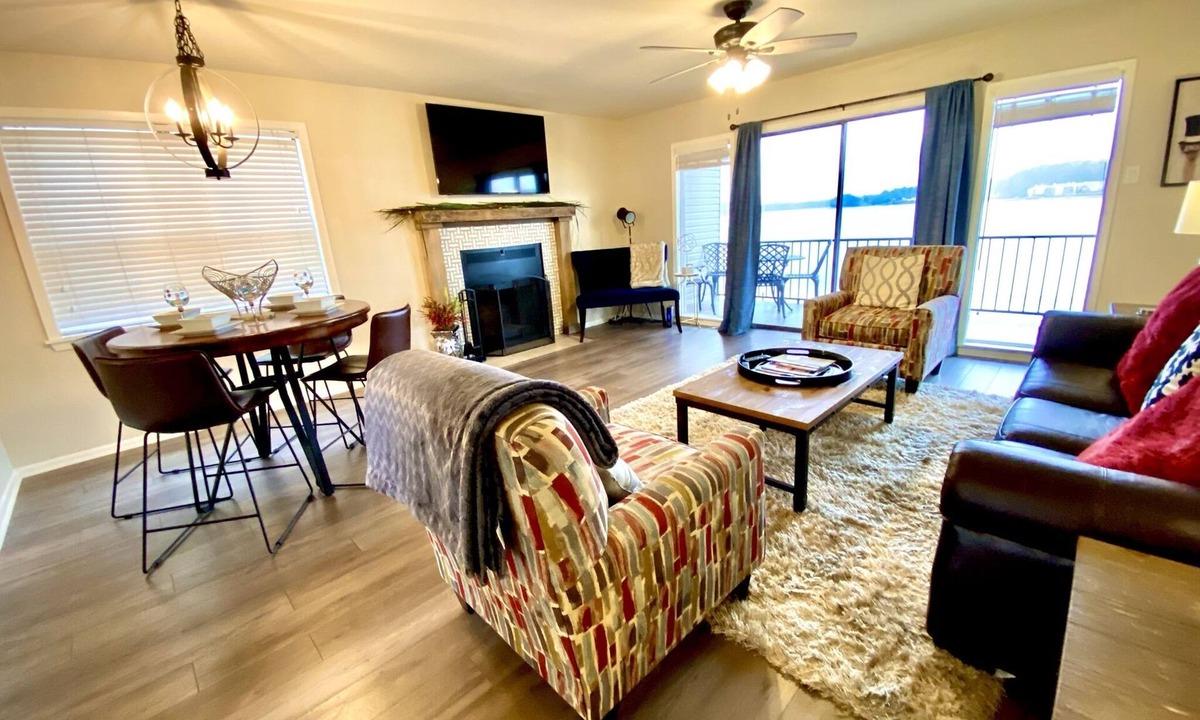 Lake Hamilton Condo | "The Bayliner" Lake Hamilton Condo: 2BR/2BA. Sleeps 6. Pool. Covered Boat Slip!