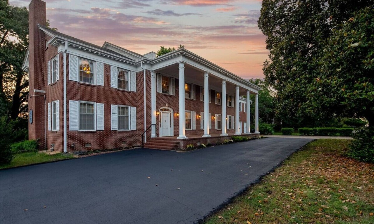 Fort Smith House | The Beland Mansion with private suites awaits you