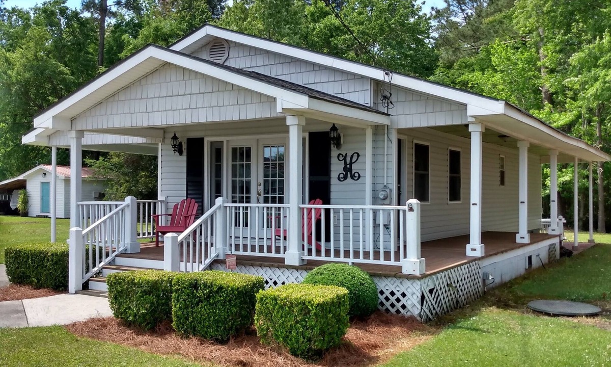 Lake Waccamaw Cottage | The Cottage by Hollingsworth Properties! Relax and enjoy its offerings.