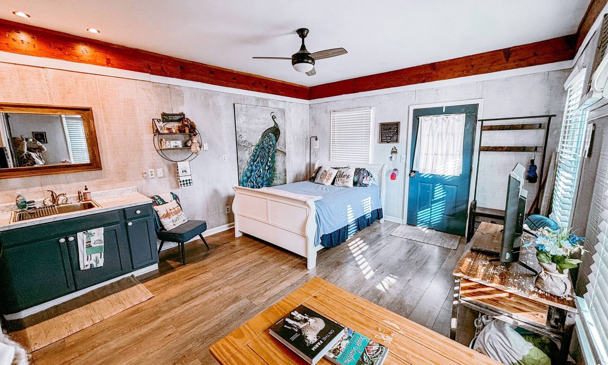 Lydia Apartment | The Cottage - Farm Stay Petting Zoo - 5 mins off I-95