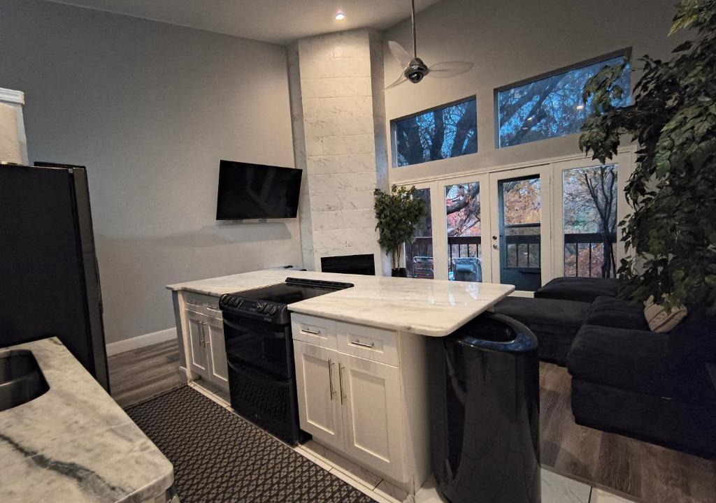 Lake Highlands Apartment | The Duke's Castle with Garage & Fast Internet