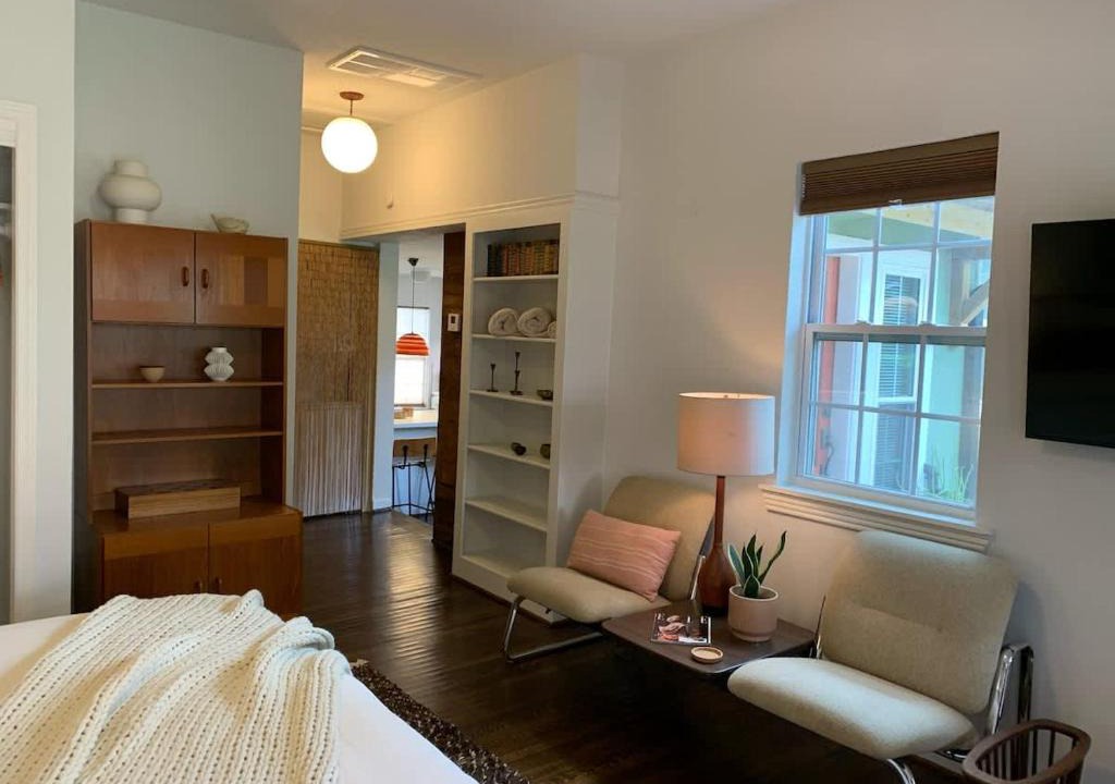 Greater Heights Apartment | the escape - with pool & hot tub at The Ponderosa