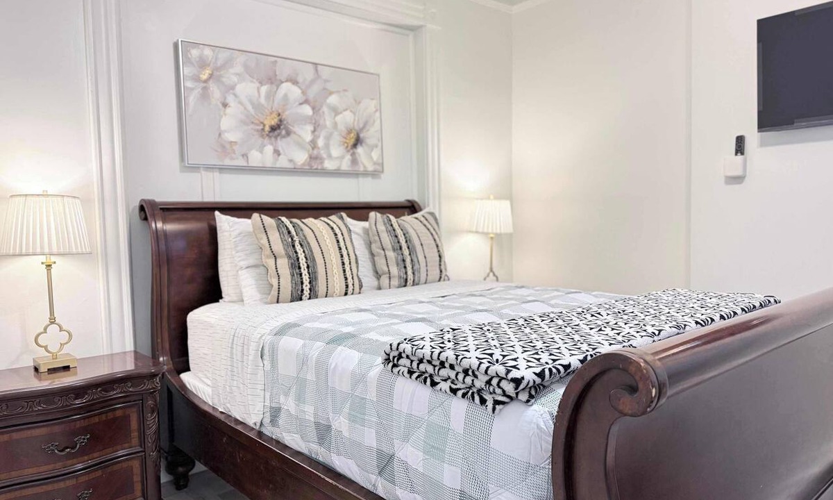 Fan District Apartment | The Fan Comfort Stay near VCU Free Parking Fenced Yard