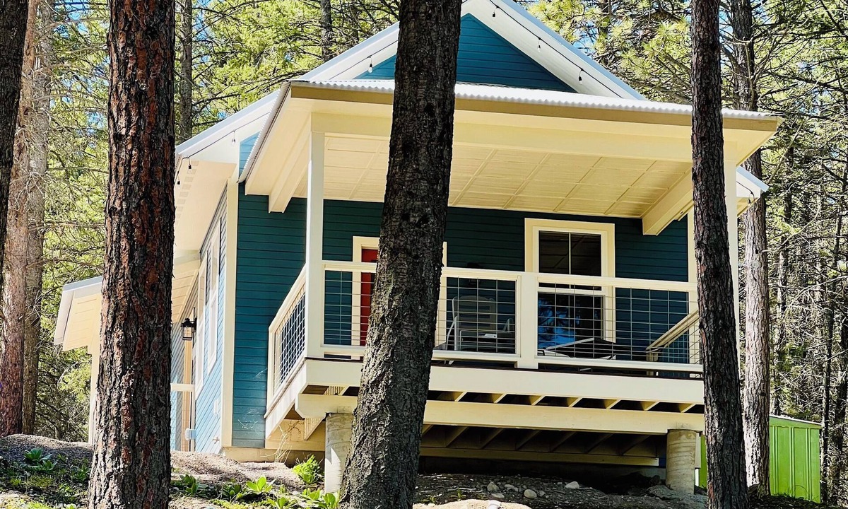 Lakeside Cabin | The Flathead at Elk Ridge Village cabin 201B with views of Flathead Lake