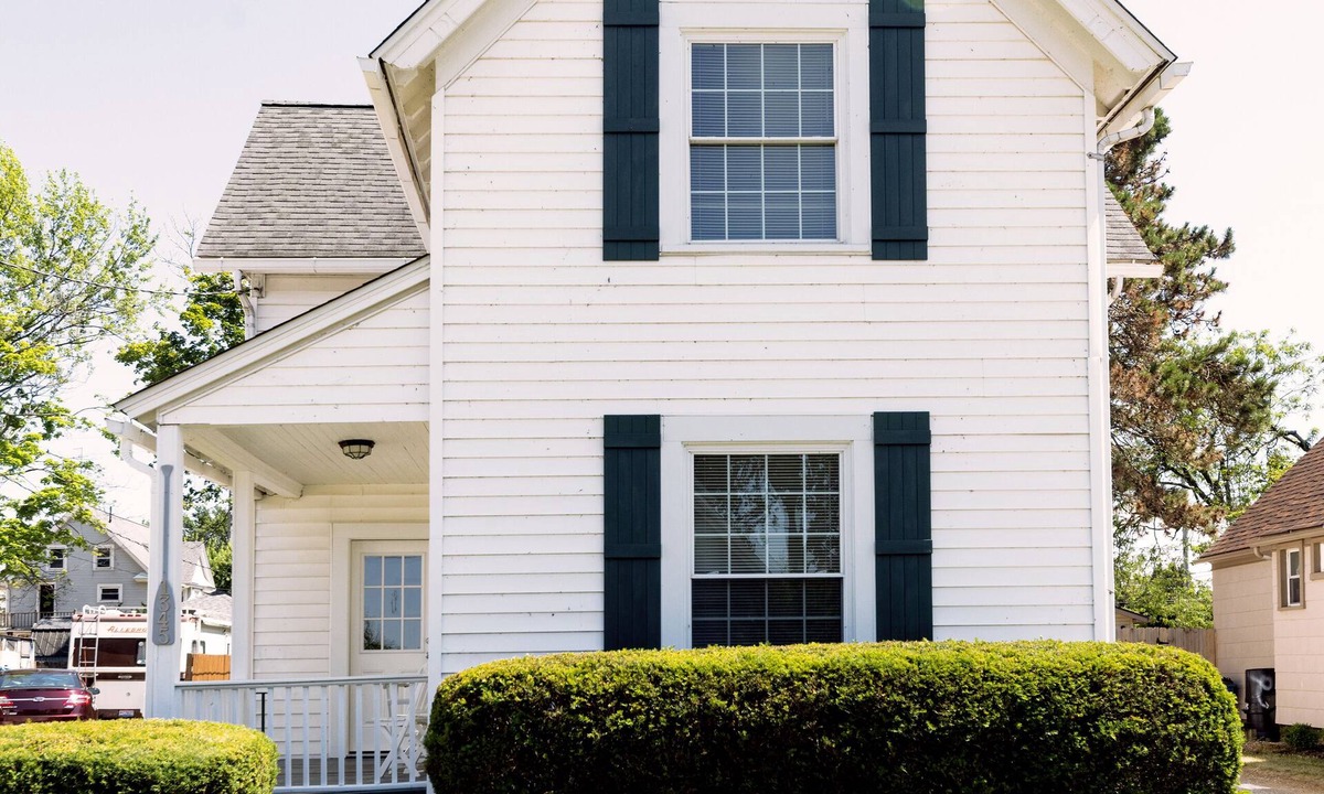 Lorain House | The Front House by the Lake