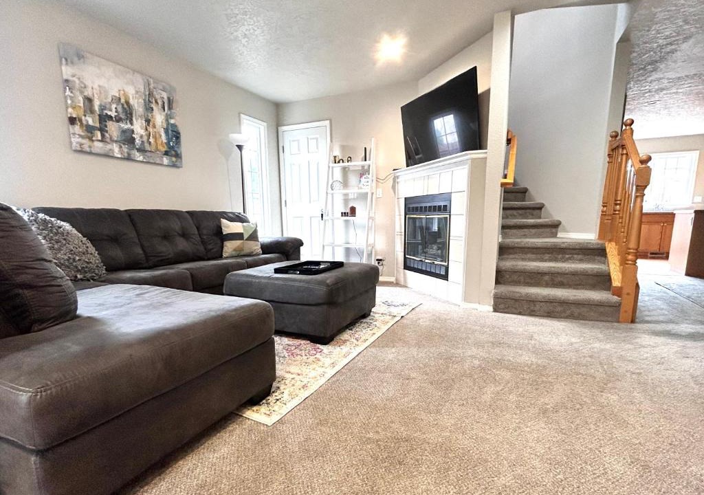Southeast Boise House | The Getaway SE Boise Condo Across the street from Greenbelt, Bown Crossing and Boise River 3BD 3Bath, 4 beds! Lovely, Homey, Dining table seats 6