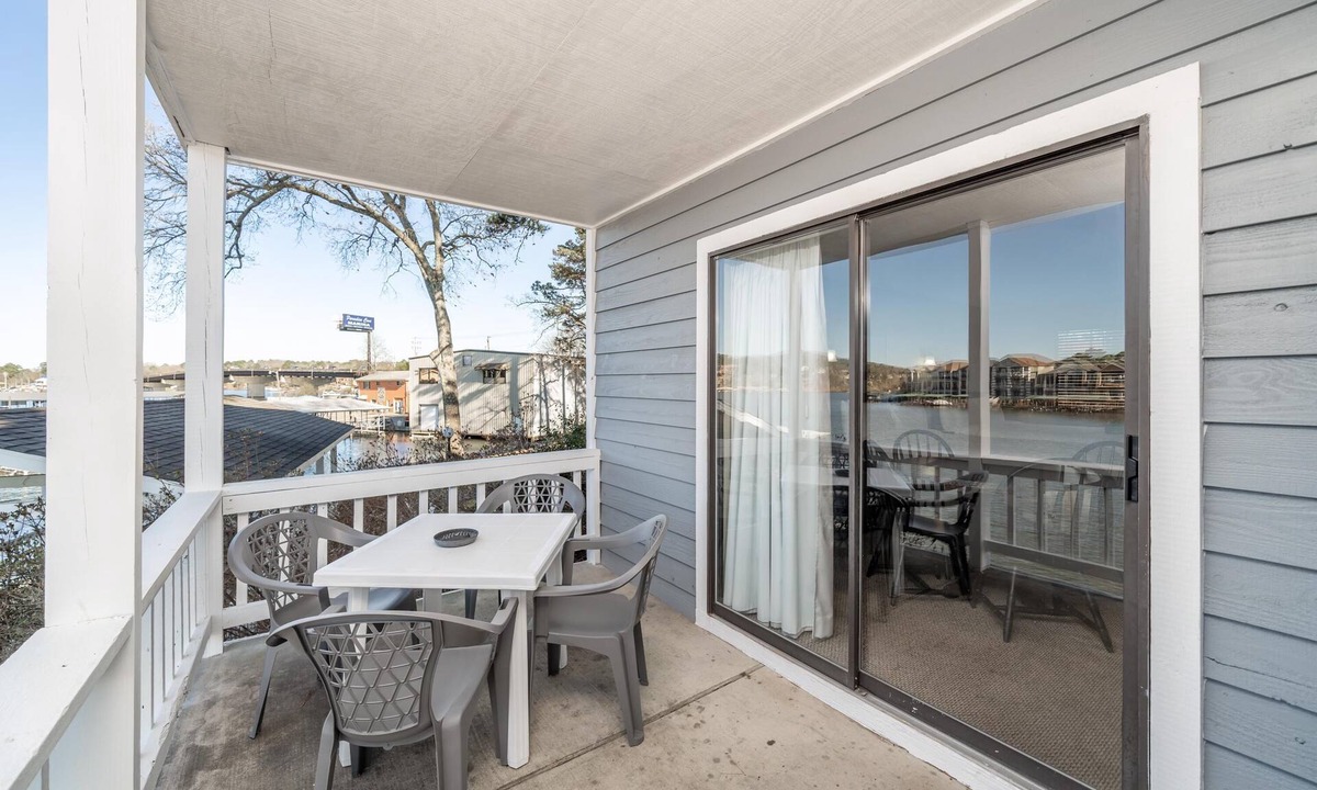 Rockwell Apartment | The Hamilton Lakefront Studio 17 - Upper Unit