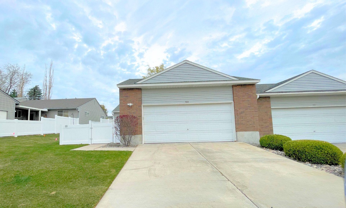 Pocatello House | The Hideout-2BR/2BA Townhouse near Highland!
