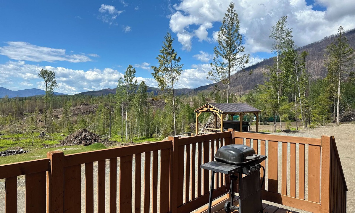 Magna bay Cabin | The Hideout Cabin 2 with Hot tub!