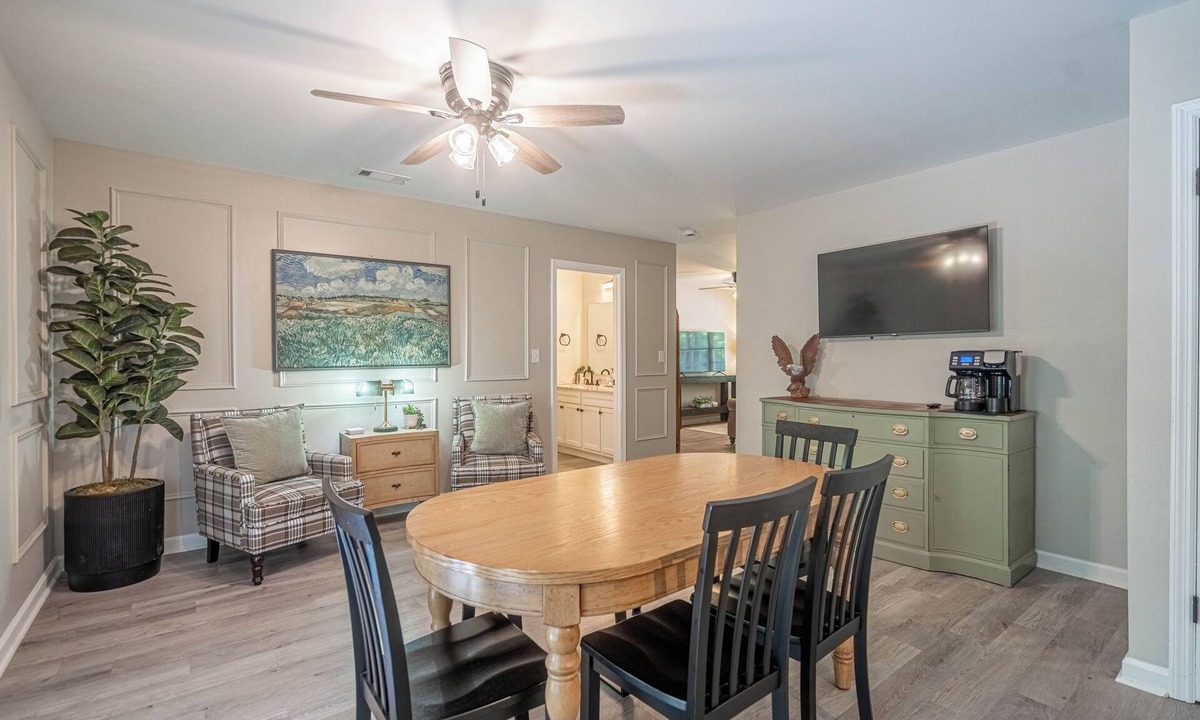 Statesboro House | The Hunt Club-Near GSU, Pool Table, Fenced yard