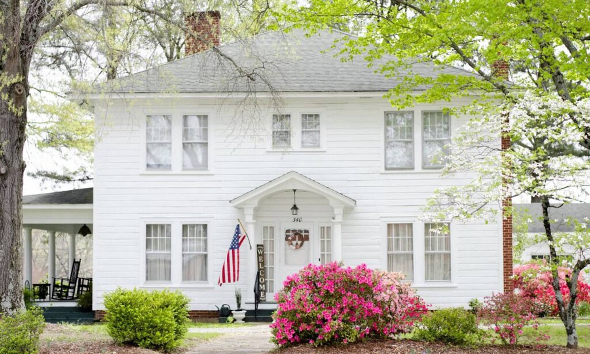 Lattimore Bed & Breakfast | The Hunt House Bed & Breakfast: A traditional country home, away from home!