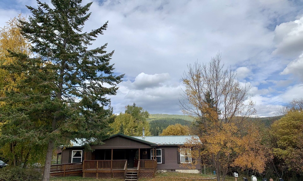 Lake Mary Ronan Cottage | The Lake Mary Ronan Lodge w/Waffles!