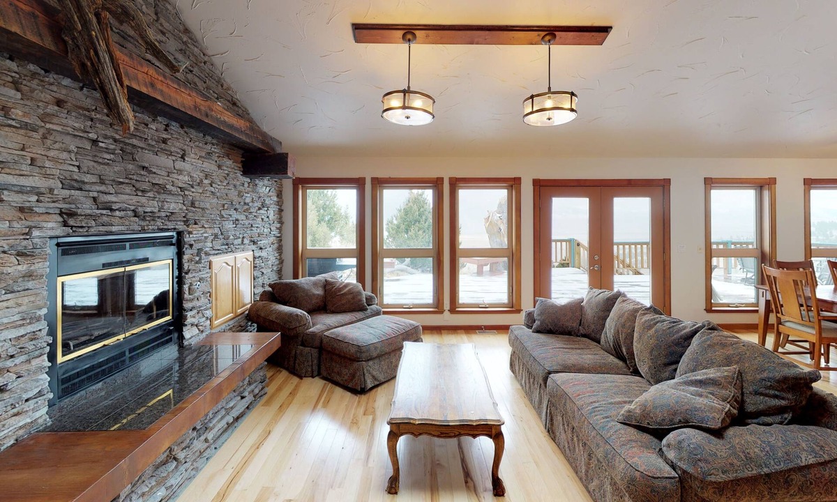 Ennis House | The Last Best Place- The Valley View - Five Bedrooms 3 Baths -multilevel deck
