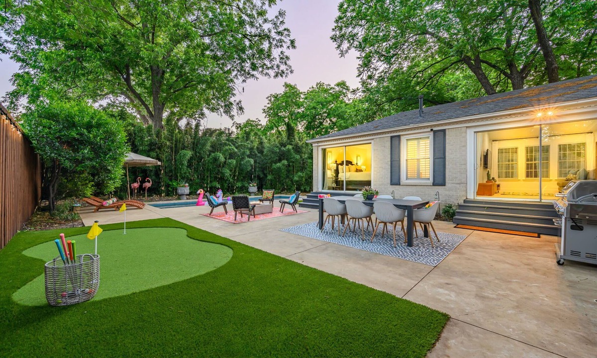 Dallas House | The Lyndzee-Luxury Downtown Haven, Pool, Sleeps 16