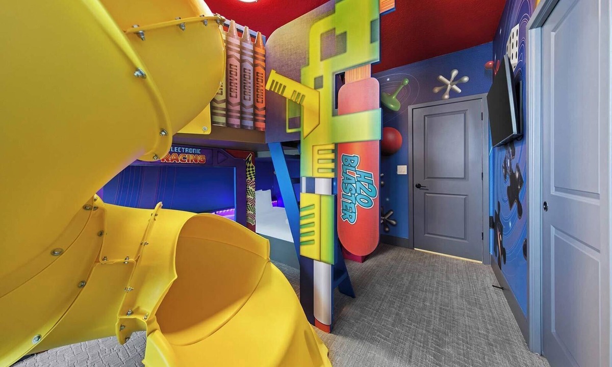 Florida Center House | The Marvelous | Brand NEW home w toy theme RM, pool, grand LR/DR, near Universal