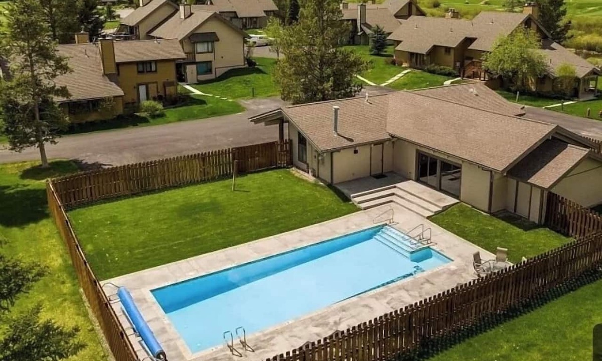 Big Sky Meadow Village Condo | The Otter: Big Sky seasonal pool, hot tub, golf course,space for everyone!