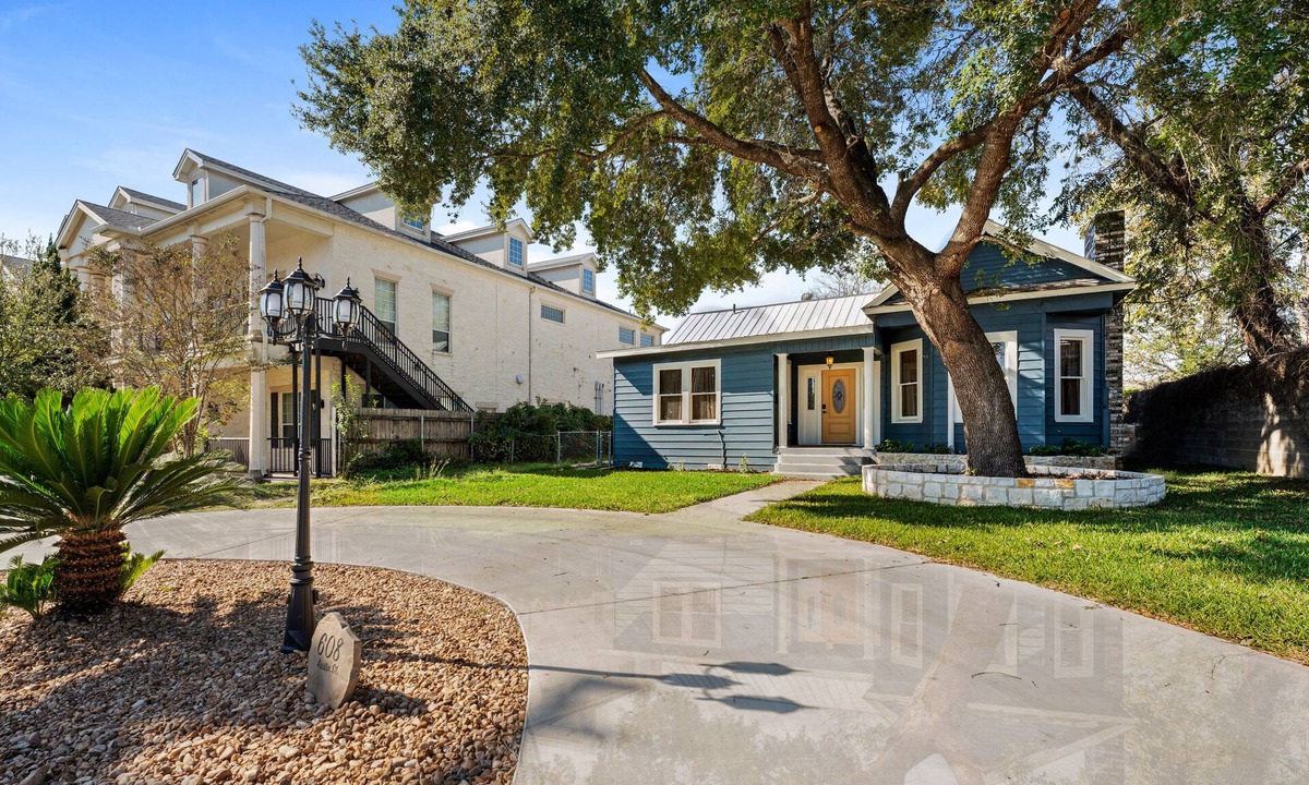 Seguin House | ❤ The Parlor House Getaway ❤ Long Term Available