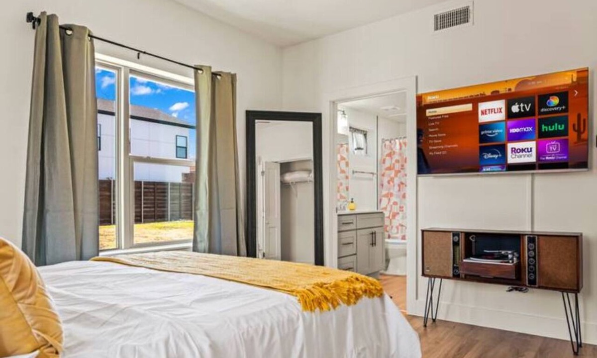 Old East Dallas Apartment | The Retro Room - 1BR - 2 Beds - 7 min DT & D Ellum