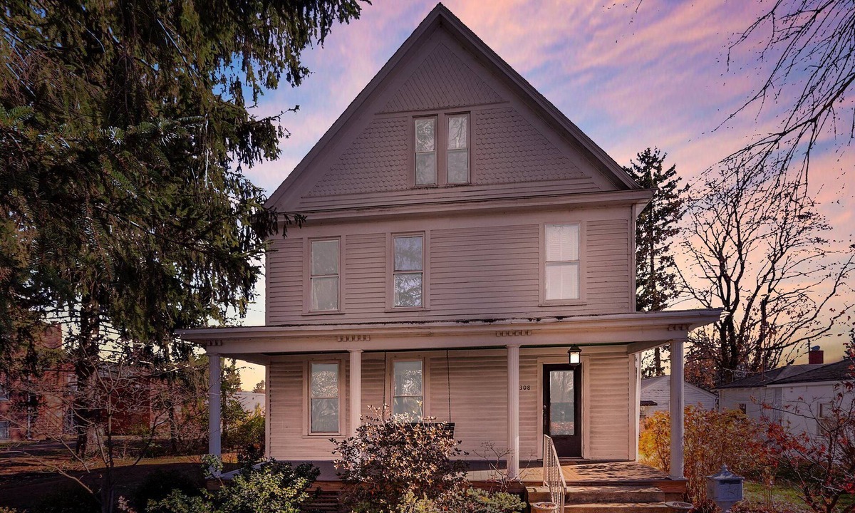 Mount Vernon House | The Riley HousenCharming and close to downtown, MVNU, and Kenyon College.