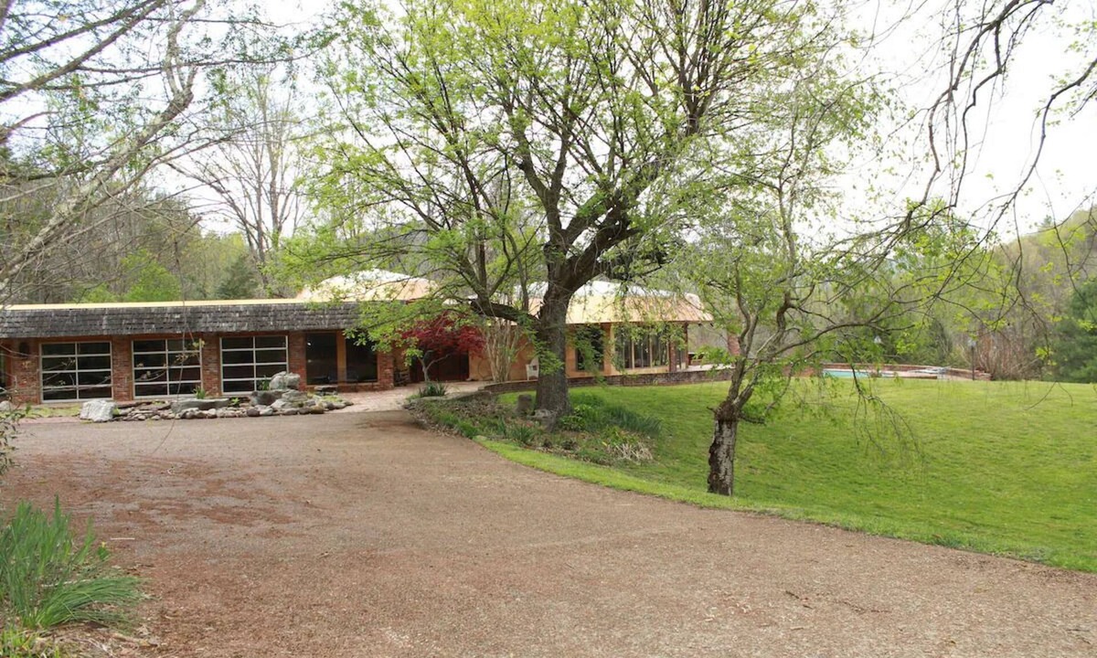 Townsend House | The Round House - Smoky Mountain Vacation on your own private Retreat!