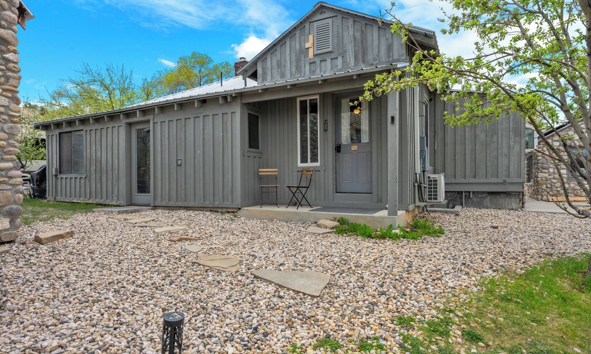 Tropic Apartment | The Tropic Room at River Stone Inn at Bryce