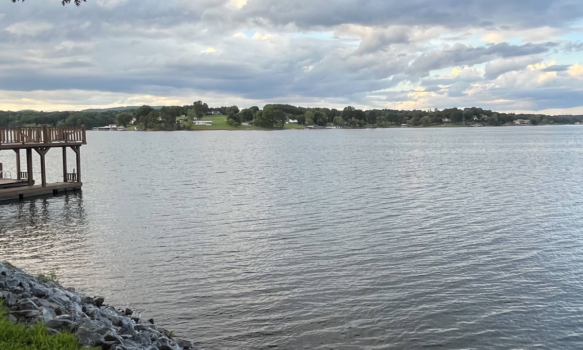 Conover Cottage | “The View” Lake Front Cottage w/Hot tub