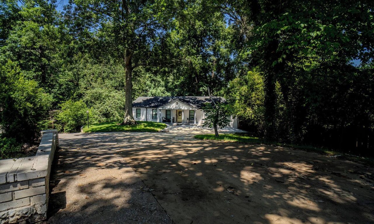 Brandon House | The White Brick Cottage located in Buckhead Area: Peaceful and Charming