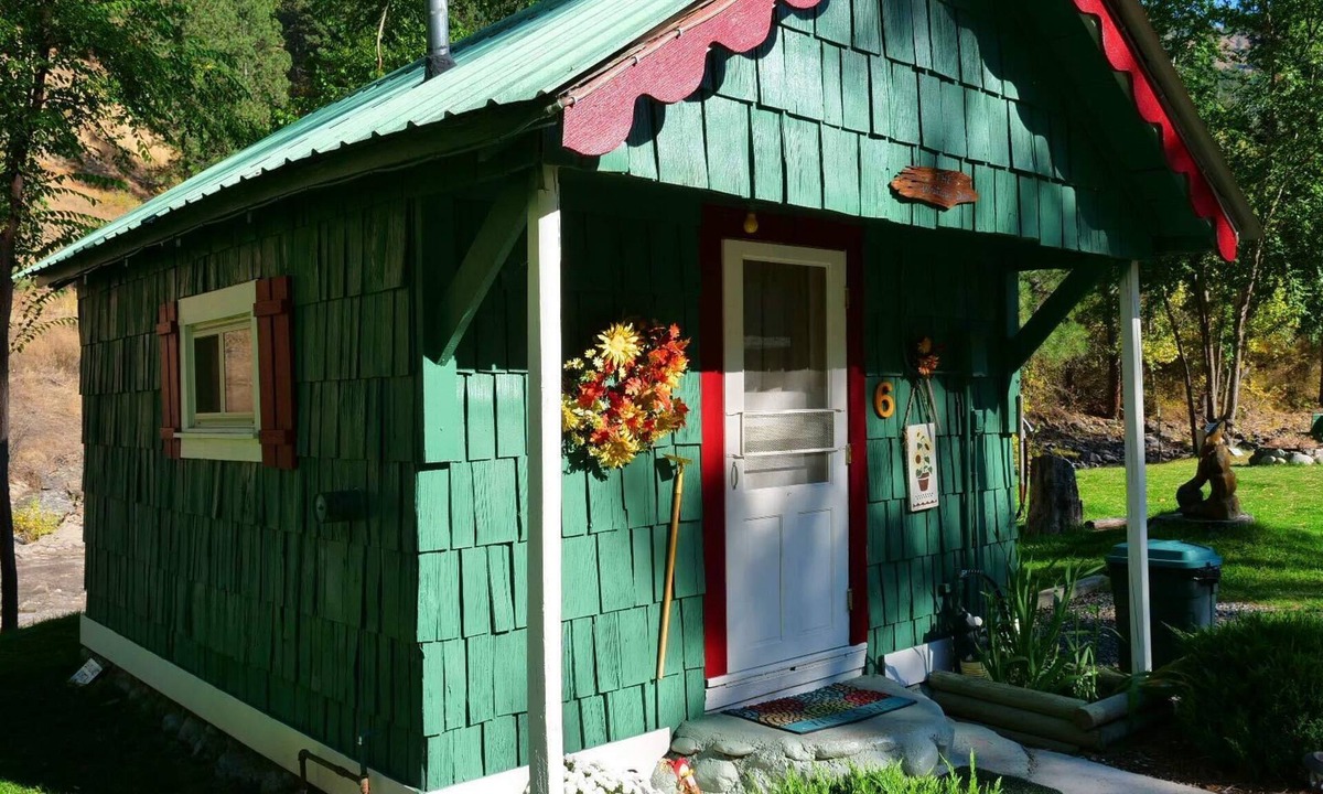 New Meadows Cabin | "The Writer's Den" - Cabin 6 - Private Deck Overlooking the River
