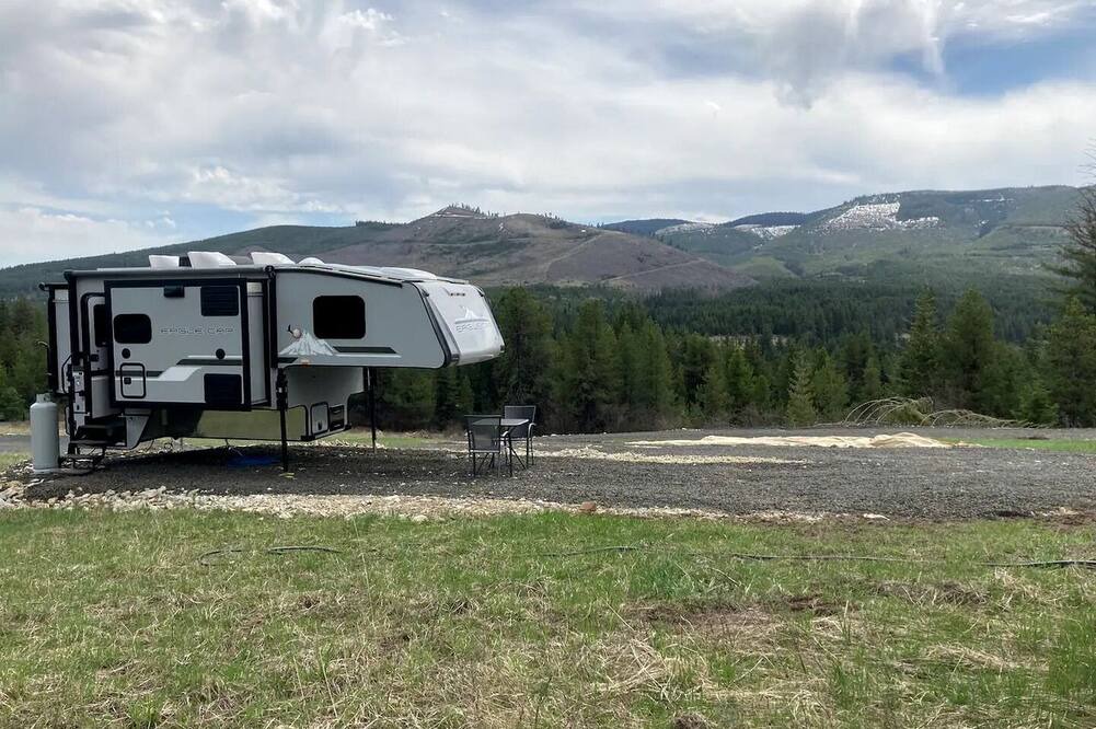 St. Maries House | Tiny Caravan Great for Couples with Landscape Views in Idaho