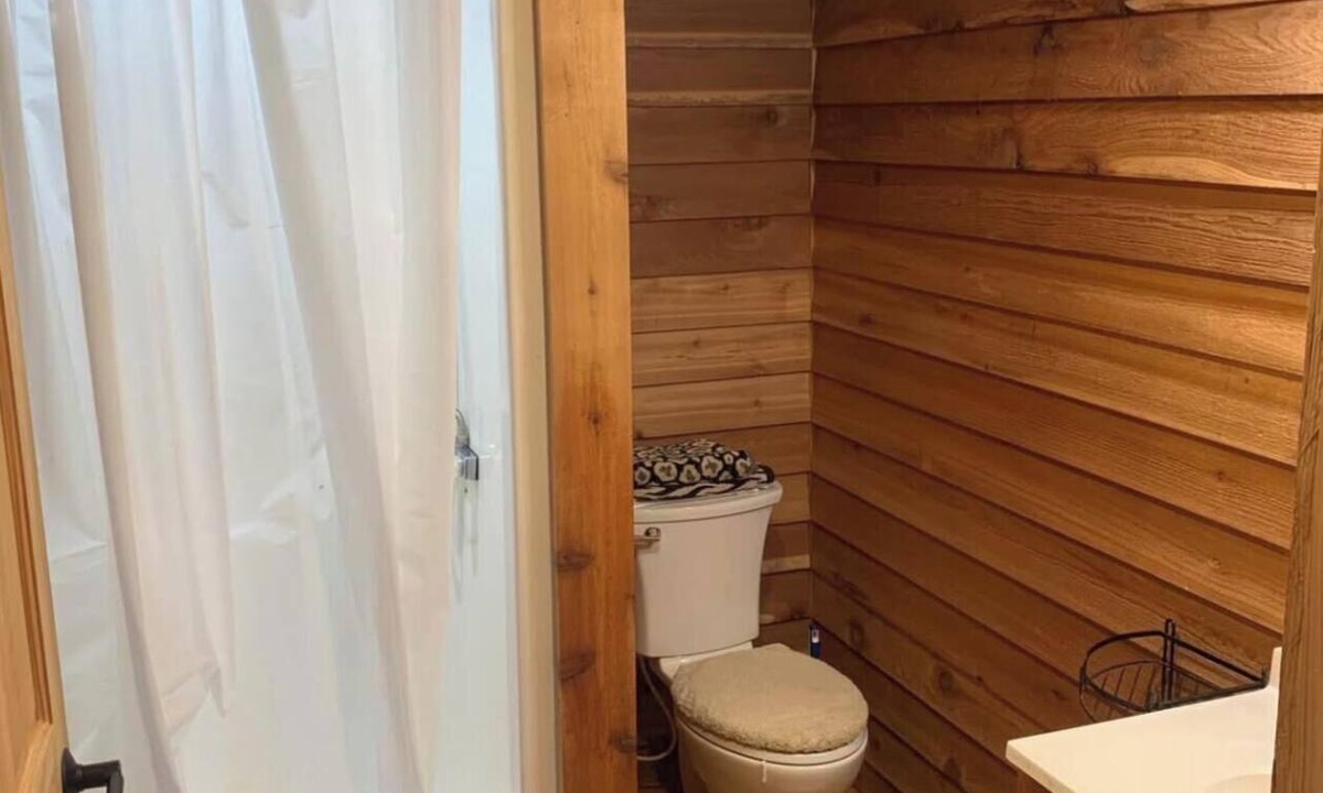 Casar Cabin | Tiny home near SOUTH MOUNTAIN STATE PARK. ONE MILE FROM BROAD RIVER