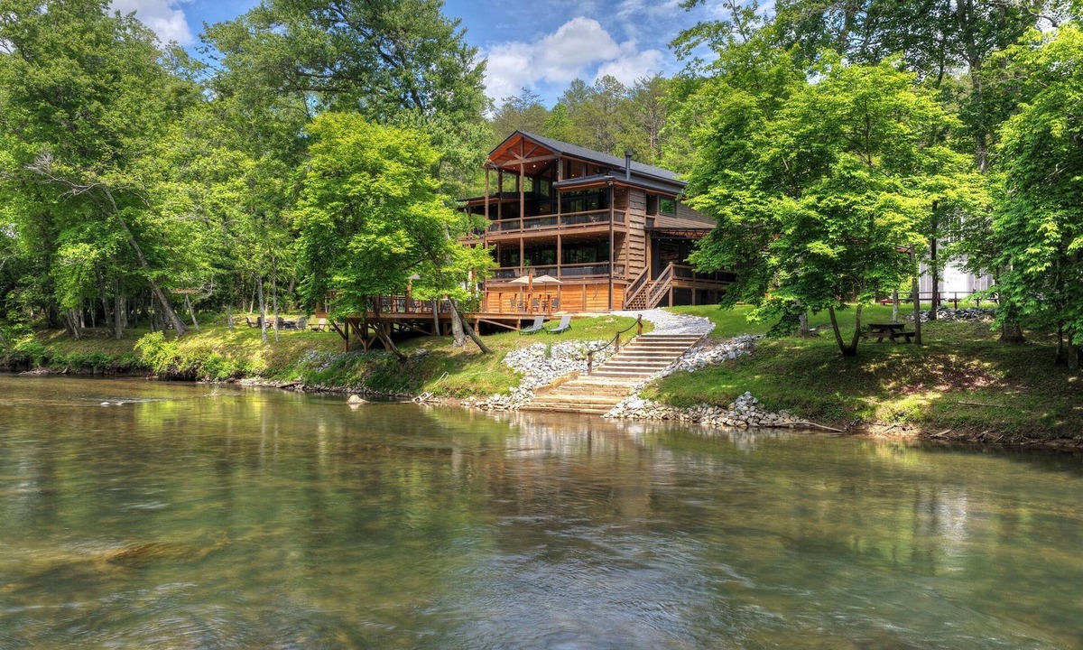 Mineral Bluff Cabin | Toccoa Riverfront * Flat Yard * Walk-In Fishing * Riverside Hot tub * River Deck