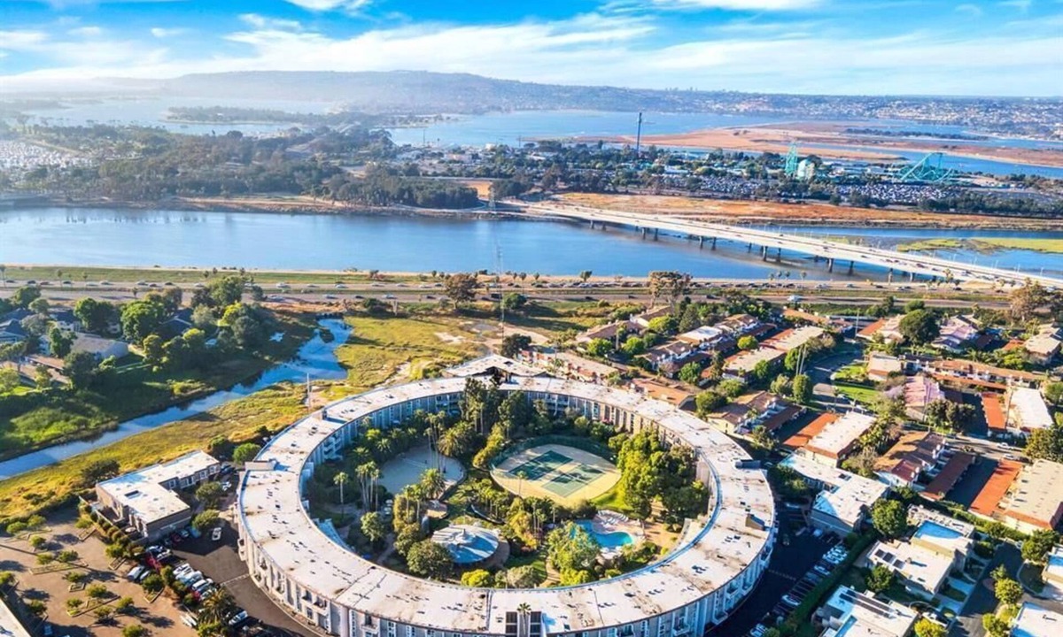 Point Loma Heights Condo | Top Floor | Balcony | W/D | Sea World | Amenities