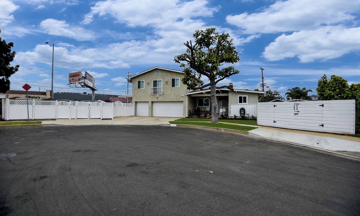 Harbor House | Torrance Mid Century Home Close To Beaches, Shopping, Dining, Entertainment